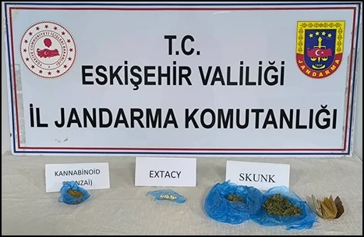 Yanlarında uyuşturucu bulunduran 2 şahsı şüpheli hareketleri ele verdi
