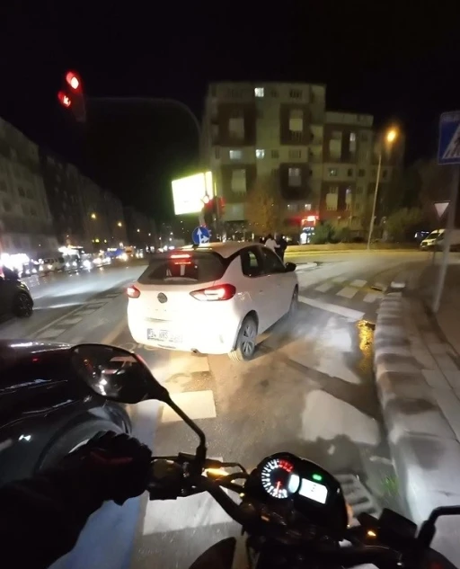 Yanlış trafik ışığına uyan s&uuml;r&uuml;c&uuml; ara&ccedil; kuyruğuna sebep oldu
