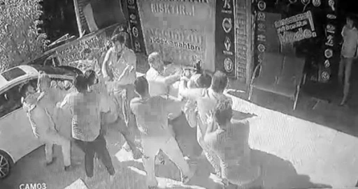 Yanlış yere ara&ccedil; park ettikleri i&ccedil;in uyardıkları grubun saldırısına uğradılar
