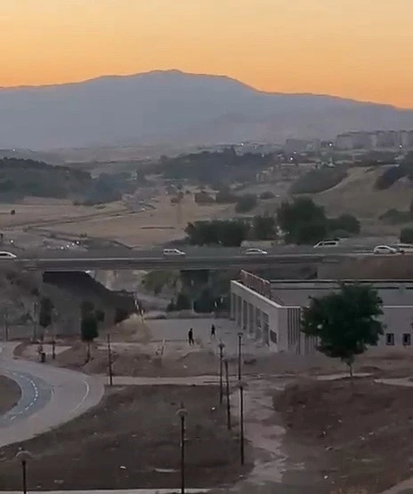 Yapıların camlarını taşlayarak kırdılar

