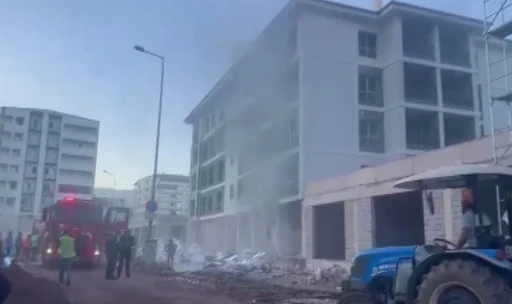 Yapımı devam eden deprem konutundaki yangın söndürüldü
