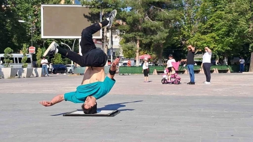 Yaptığı dansla adını rekorlar kitabına yazdırmayı hedefliyor
