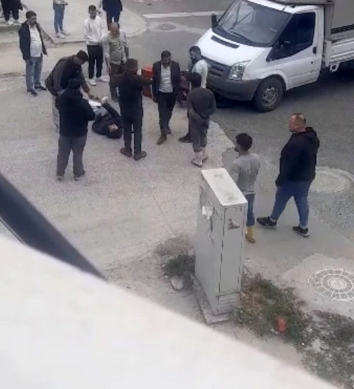 Yaralı s&uuml;r&uuml;c&uuml; ambulansı beklerken sigara yaktı
