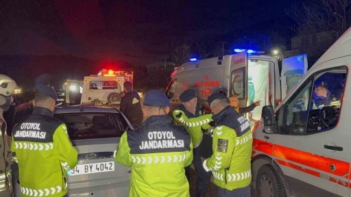 Yaralı sürücü özel eşyası için ambulanstan indi
