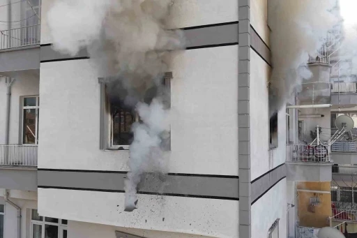 Yardım &ccedil;ağırmak i&ccedil;in &ouml;nce dışarı &ccedil;ıktı, &ccedil;ocuklarını kurtarmak i&ccedil;in yanan eve yeniden girdi
