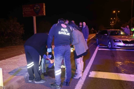 Yardım i&ccedil;in durdular, kendilerine k&uuml;f&uuml;r edilince alkoll&uuml; s&uuml;r&uuml;c&uuml;y&uuml; ve arkadaşını darp ettiler
