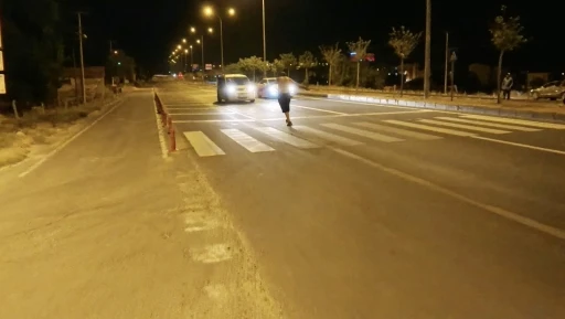 Yarı çıplak alkollü şahıs, karayolunda araçların önüne atladı
