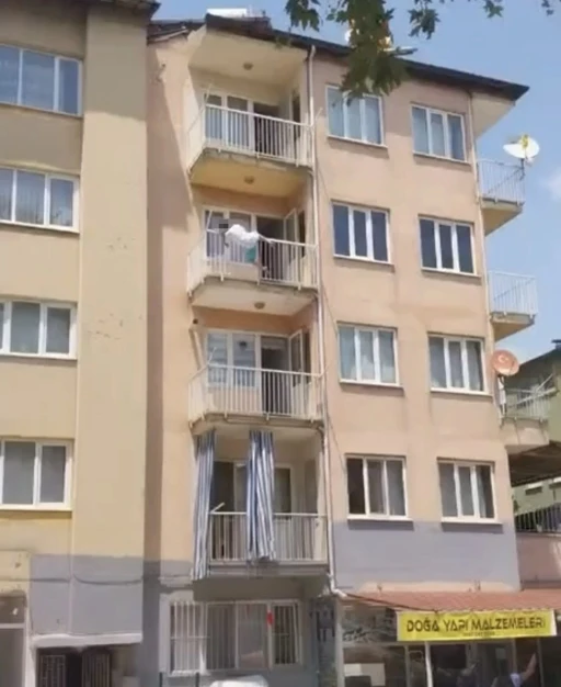 Yarı &ccedil;ıplak sokağa &ccedil;ıkan kadın daha sonra 3. kattan atladı
