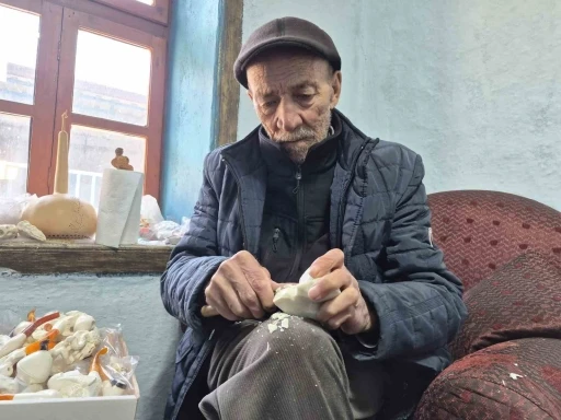 Yarım asırlık l&uuml;letaşı ustası emekli oldu ama mesleğinden kopamadı
