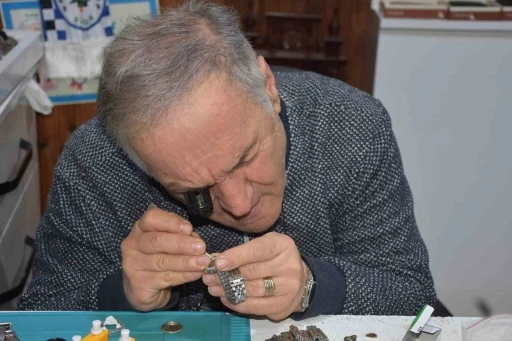Yarım asırlık saat ustası &ccedil;ırak bulamadığı mesleğini eşiyle ayakta tutuyor

