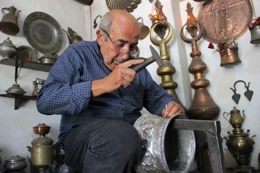 Yarım asırlık usta çekiciyle bakırı işleyerek sanata dönüştürüyor
