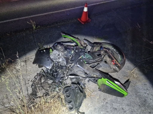 Yarış yaparken farları yanmayan otomobile çarpan motosikletler paramparça oldu: 1 ölü
