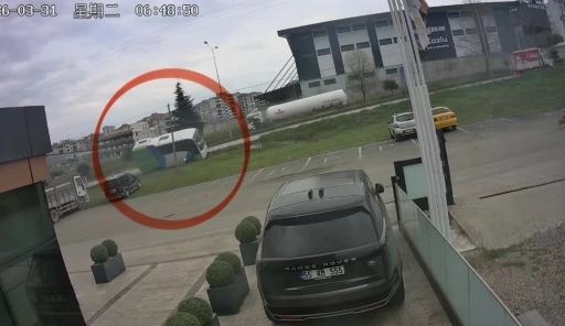 Yarışmadan d&ouml;nen &ouml;ğrencileri taşıyan aracın kaza anı g&uuml;venlik kamerasına yansıdı
