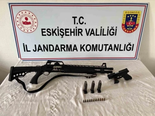 Yasa dışı silah ticareti yapan şahıs jandarmadan ka&ccedil;amadı
