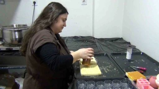 Yaşadığı şehrin simgelerini muma d&ouml;n&uuml;şt&uuml;r&uuml;yor
