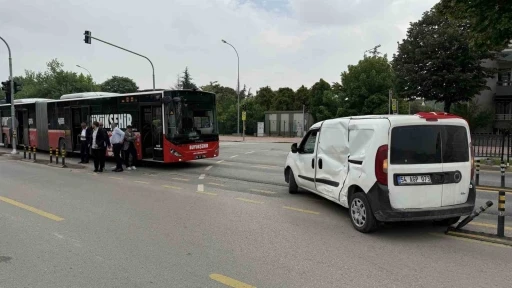 Yasak d&ouml;n&uuml;ş kazayı getirdi, metrob&uuml;sle hafif ticari ara&ccedil; &ccedil;arpıştı: 13 yaralı
