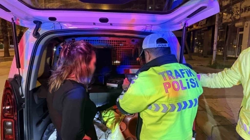 Yasal sınırın &uuml;st&uuml;nde alkoll&uuml; &ccedil;ıkan aday s&uuml;r&uuml;c&uuml;n&uuml;n ehliyeti iptal edildi, "Beni &ccedil;ekmeyin avukatım" diyerek kendini savundu
