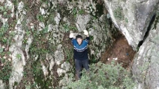 Yaşam i&ccedil;in son &ccedil;ığlığı 4&rsquo;&uuml;nc&uuml; g&uuml;n duyuldu: Dağın zirvesinde mahsur kalan gen&ccedil; i&ccedil;in ekipler seferber oldu
