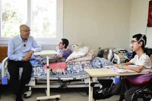 Yaşama sevincini kaybetmeyen kas hastası gen&ccedil; 26. yaşını kutladı
