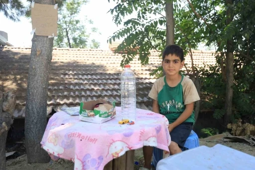 Yaşı küçük diye sanayiye alınmayan çocuk, su satarak bisiklet parasını biriktiriyor
