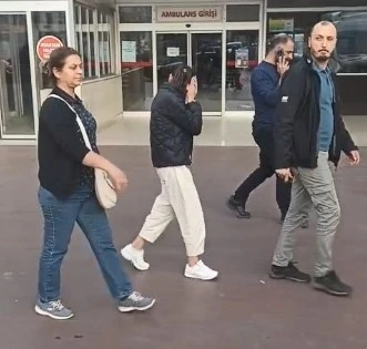 Yaşından büyük cezası olan kadın hırsız kameraları görünce yüzünü gizlemeye çalıştı
