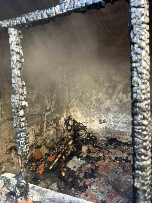 Yaşlı adam evinde elektrikli sobadan &ccedil;ıkan yangında hayatını kaybetti
