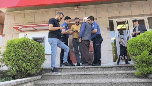 Yaşlı adamın 100 bin lirasını polis ekipleri kurtardı
