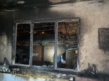 Yaşlı adamın evinde &ccedil;ıkan yangın korkuttu
