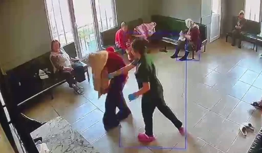 Yaşlı bakım merkezinde skandal g&ouml;r&uuml;nt&uuml;ler: Hastaya şiddet ve t&uuml;k&uuml;rme kamerada
