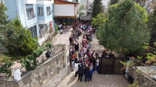 Yaşlı çift 20 yıldır her bayram çocukları sevindiriyor
