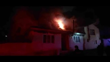 Yaşlı &ccedil;ifti yangından komşuları kurtardı
