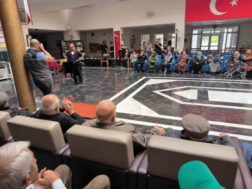 Yaşlı çınarlar bayramda illüzyon gösterisi ile keyiflendi
