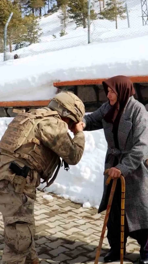 Yaşlı kadın elleriyle &ouml;rd&uuml;ğ&uuml; &ccedil;orapları iki yıldır Mehmet&ccedil;iğe g&ouml;nderiyor
