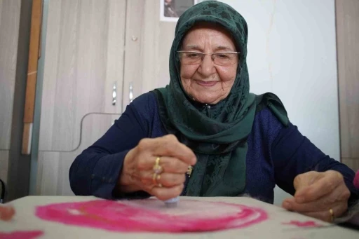 Yaşlı kadın gen&ccedil;lik hayalini ger&ccedil;ekleştiriyor
