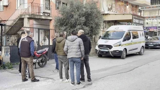 Yaşlı kadını altınları i&ccedil;in darp edip, ağır yaraladılar
