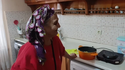 Yaşlı kadının ocakta unuttuğu makarna itfaiyeyi alarma ge&ccedil;irdi
