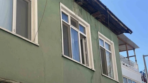 Yaşlı kadının &ouml;l&uuml;m&uuml; a&ccedil;ık kalan pencereyle ortaya &ccedil;ıktı