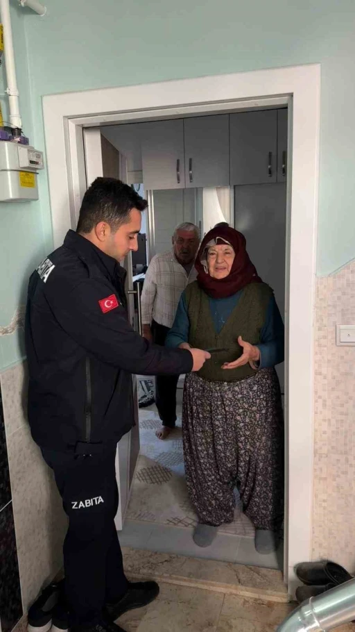 Yaşlı kadının pazarda kaybettiği c&uuml;zdanı bulup evinde teslim ettiler
