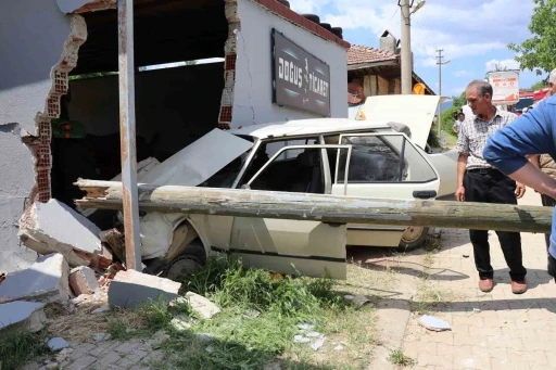 Yaşlı karı koca duvara &ccedil;arpan otomobilde can verdi
