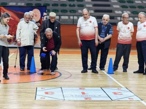Yaşlı sporcular birbiriyle yarıştı
