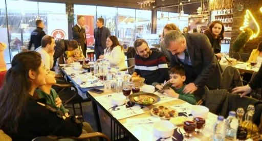 Yaşlılar, engelliler ve devlet korumasında yetişen gen&ccedil;ler iftarda bir araya geldi
