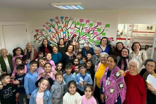 Yaşlıların misafiri olan minikler, bayram geleneğini öğrendi
