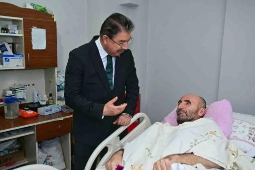 Yatağa bağımlı engelli vatandaşa Vali Yılmaz&rsquo;dan ziyaret

