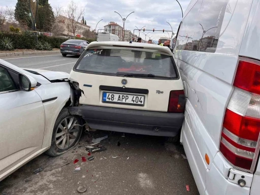 Yatağan&rsquo;daki kazada &uuml;&ccedil; ara&ccedil; hasar g&ouml;rd&uuml;
