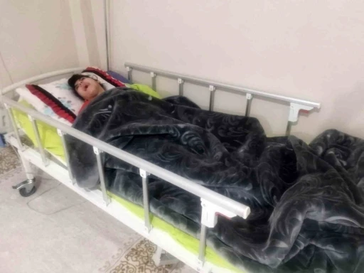 Yatalak hastaya ortopedik yatak desteği
