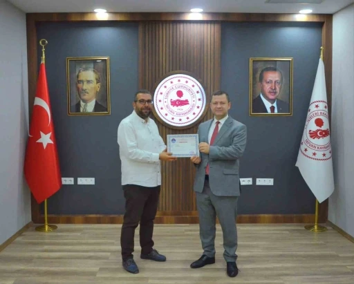 Yavru kediyi kurtarıp, üç şehir gezdirdikten sonra annesine kavuşturan öğretmene Kaymakamdan başarı belgesi
