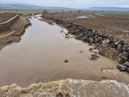 Yavuzeli&rsquo;nde yağış etkili oldu, Karasu &Ccedil;ayı&rsquo;nın debisi y&uuml;kseldi
