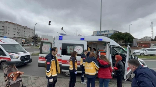 Yaya geçidinde anne ve bebeğine otomobil çarptı
