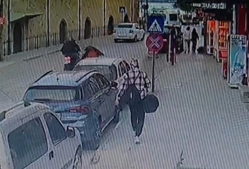 Yaya ge&ccedil;idinde karşıya ge&ccedil;en kadın, motosikletin &ccedil;arpmasıyla yaralandı

