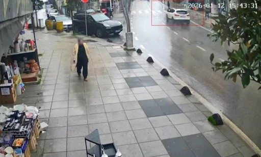 Yaya ge&ccedil;idinde otomobilin &ccedil;arptığı kadın yaşam m&uuml;cadelesi veriyor
